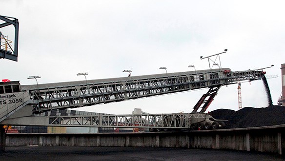Telescopic conveyor stockpiling coal